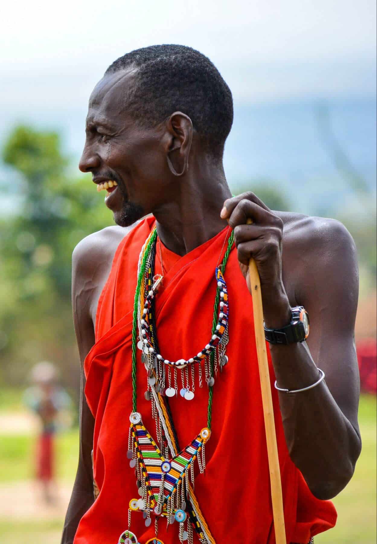 A man in a traditionnal dress smilling