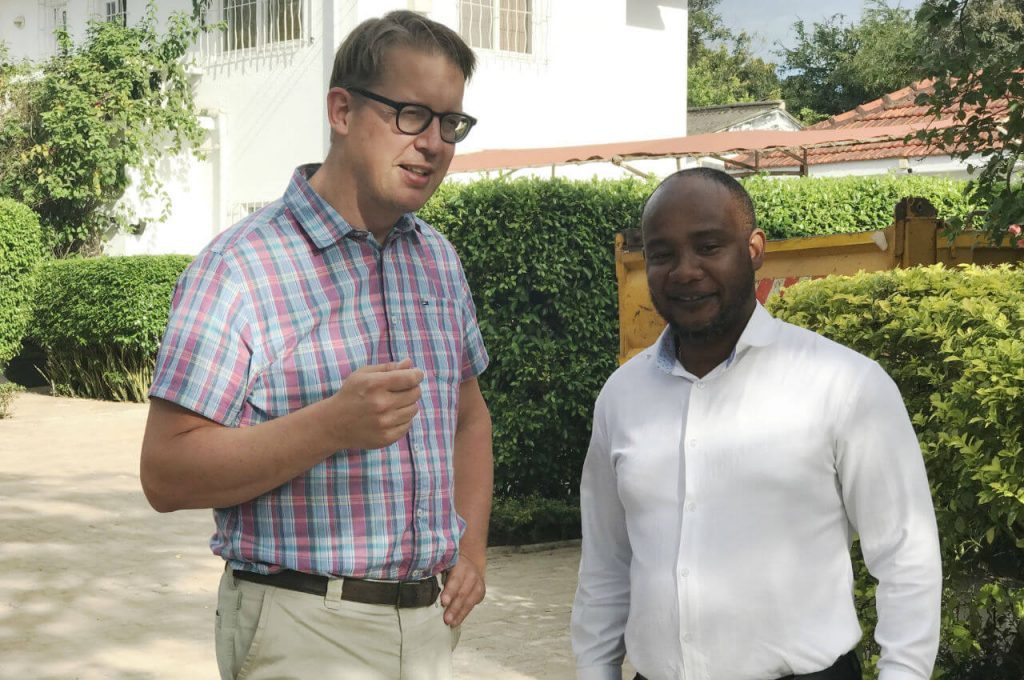 MTI investment co-founder Pontus Engstrom talking with an Eco homes employee